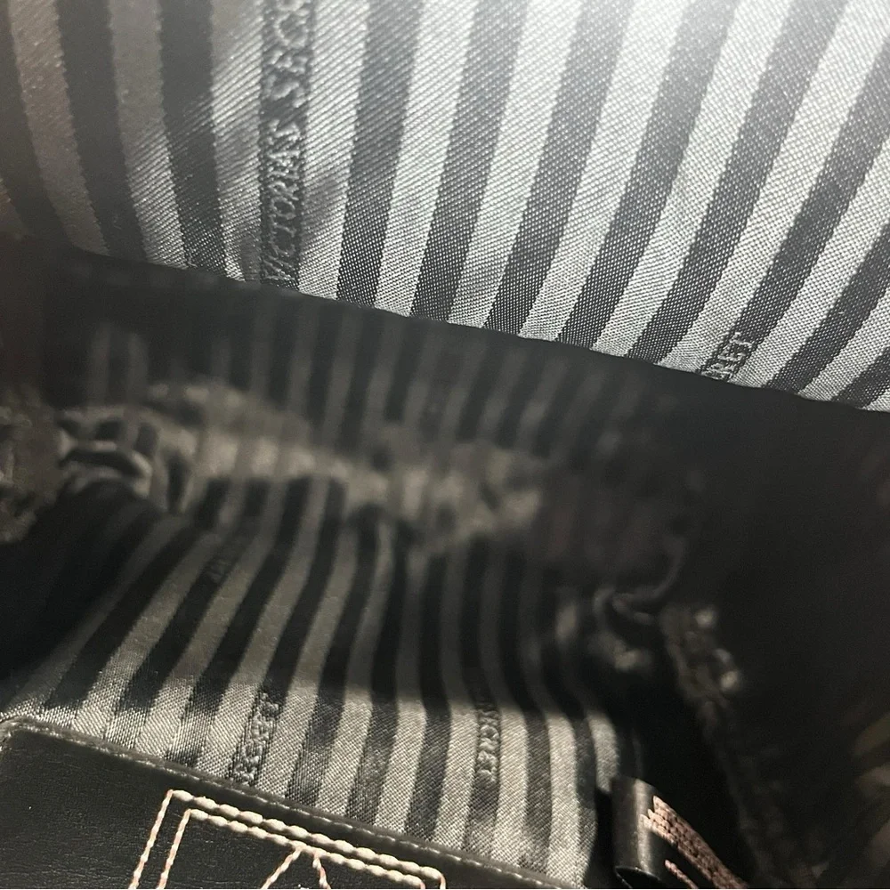 Victoria’s Secret Snakeskin Gold Backpack. Adjustable straps - Picture 14 of 15